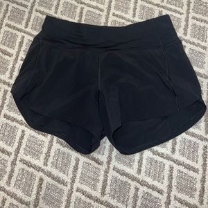 black size 4 lululemon speed up mid rise shorts 4”